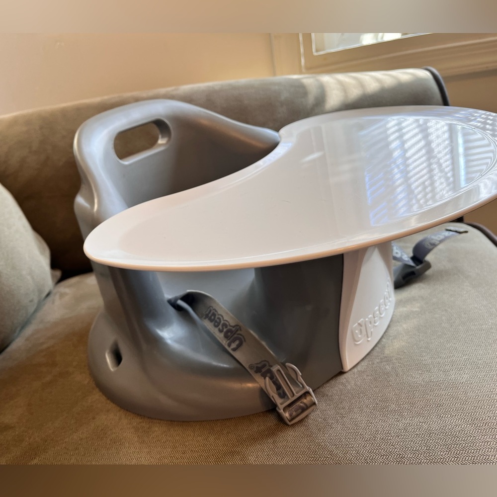 Upseat baby seat with tray